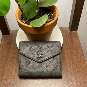 🚨CHANEL🚨 compact black quilted envelope leather wallet (rubbing & loose snap)